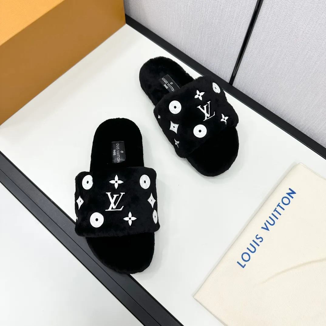 👟👟Ex-factory price 520👟👟 High-end quality L. Latest fur mop 🍟 Original imported genuine leather outsole 🍆 Imported fur-integrated lambswool fabric (LV letters are attached to the car, which is not comparable to wool on the market. The wool on the market is easy to pull out and the quality is comparable🆚) 🧐 Inner lining/foot pads: imported wool 🥰 SIZE: 35-41 (40/41 customized, non-returnable) 🥴 Original packaging